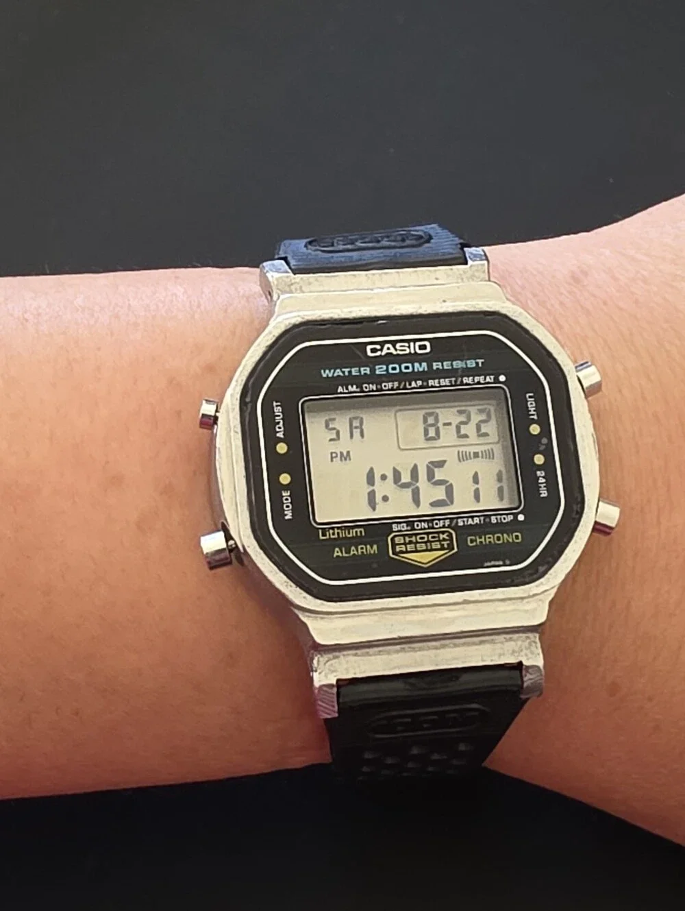 Vintage Casio G-Shock 200m 240 DW-5200 Digital Chrono Alarm 38mm Watch Works